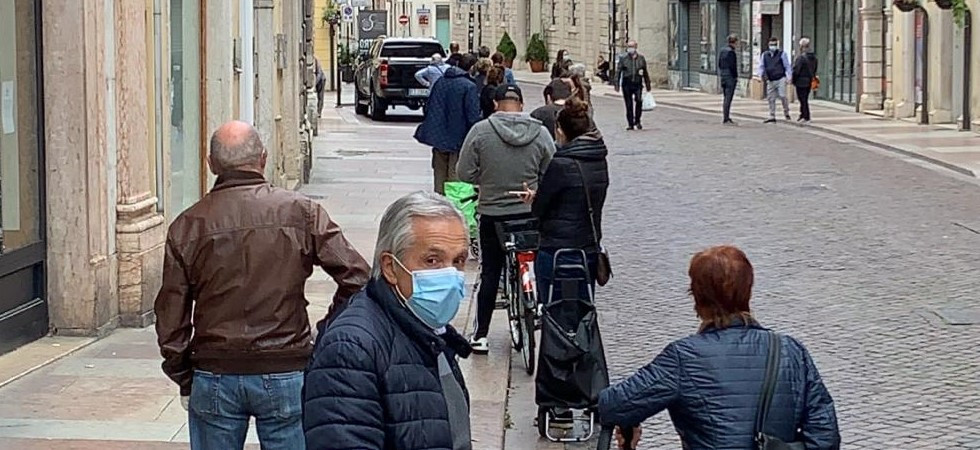 Mascherine, quando e dove è obbligatorio indossarle: al tavolo del bar non serve